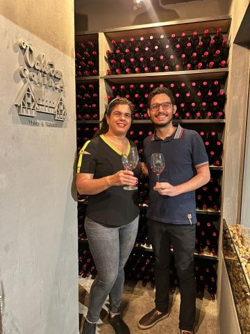 professora e discente na vinicola